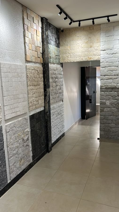 Corredor do showroom Dec Palmas com amostras de pedras e revestimentos