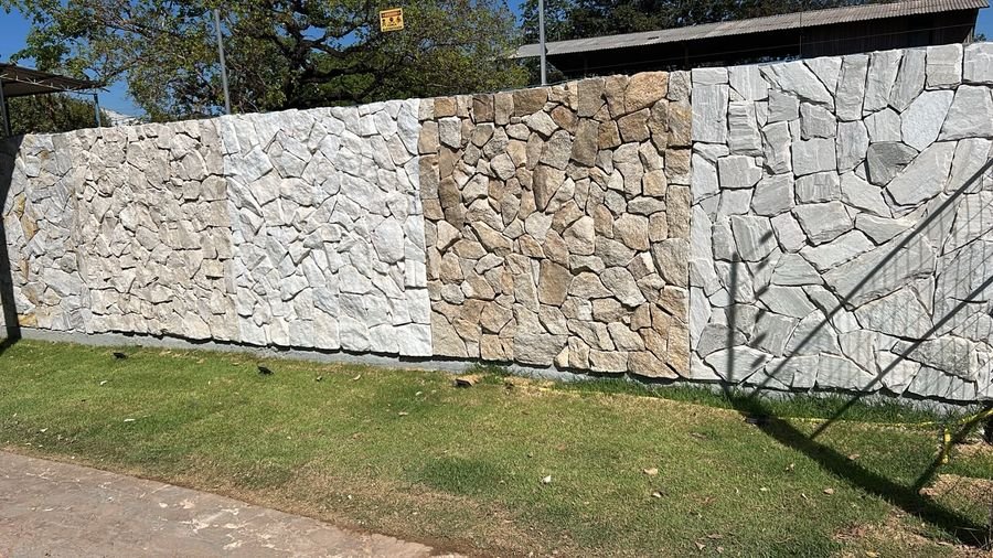 Muro externo com pedras rústicas aplicadas, showroom Dec Palmas