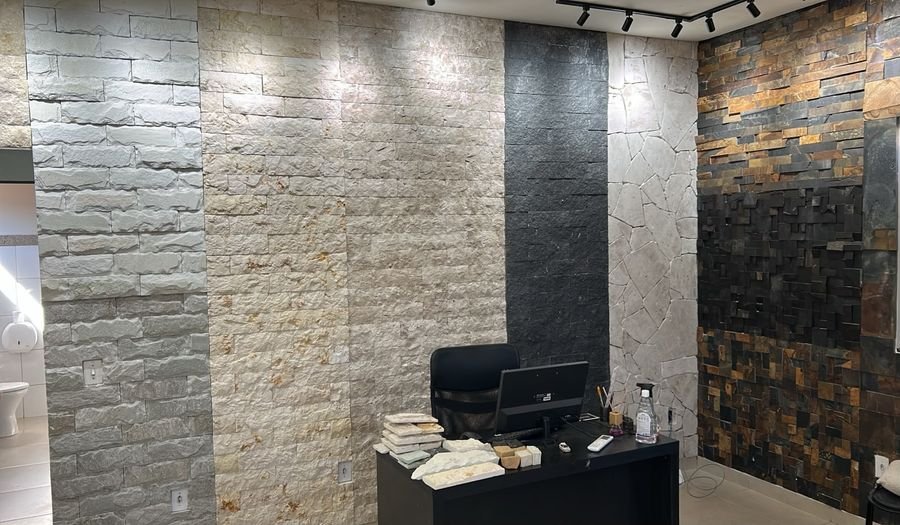 Recepção da loja Dec Palmas com painéis de pedra decorativa em exposição